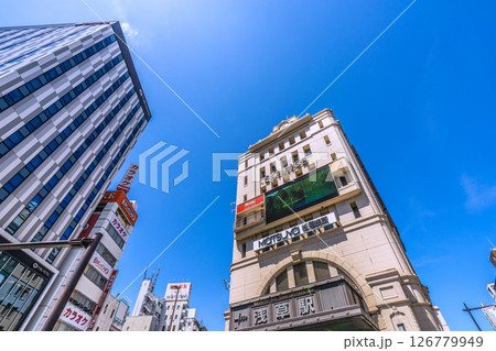 日本の東京都市景観 5月。浅草駅などを望む。(観光客で賑わう浅草) 日本の東京都市景観 5月。浅草駅などを望む。(観光客で賑わう浅草) 126779949