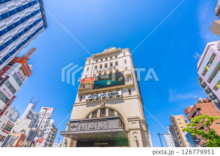 日本の東京都市景観 5月。浅草駅などを望む。(観光客で賑わう浅草) 日本の東京都市景観 5月。浅草駅などを望む。(観光客で賑わう浅草) 126779951