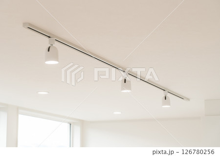 リビングダイニングにあるダクトレール照明,スポットライト リビングダイニングにあるダクトレール照明,スポットライト 126780256