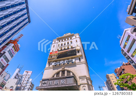 日本の東京都市景観 航空機が上空通過…脱コロナ…浅草駅などを望む。(観光客で賑わう浅草) 日本の東京都市景観 航空機が上空通過…脱コロナ…浅草駅などを望む。(観光客で賑わう浅草) 126780383