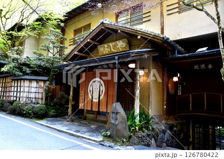 京都市　貴船川沿いの街並み・川床料理屋と新緑 126780422