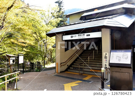 京都市　叡山電鉄貴船口駅と新緑 126780423