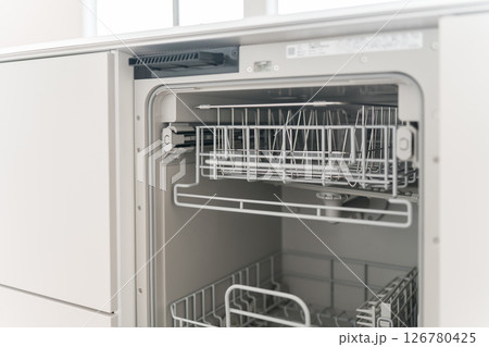 キッチンのビルトインのフロントオープン型の食洗機,食器洗い乾燥機 キッチンのビルトインのフロントオープン型の食洗機,食器洗い乾燥機 126780425