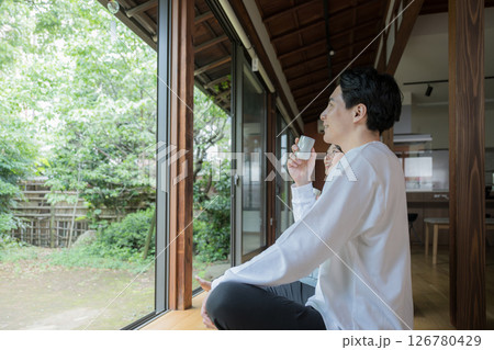 縁側でくつろぐ夫婦やカップル 旅館や宿の旅行イメージ 縁側でくつろぐ夫婦やカップル 旅館や宿の旅行イメージ 126780429