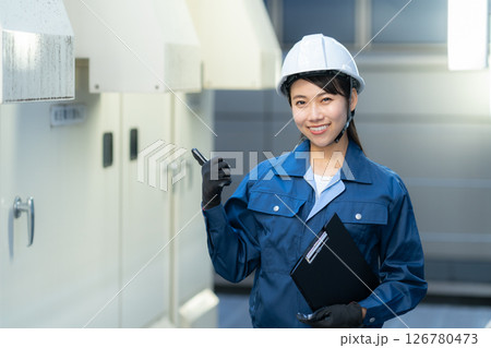 ビルメンテナンスする女性のエンジニア　撮影協力：学校法人電波学園東京電子専門学校 126780473