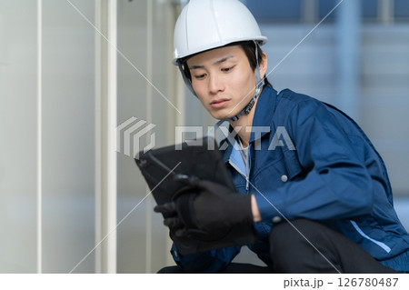 ビルメンテナンスする男性のエンジニア　撮影協力：学校法人電波学園東京電子専門学校 126780487