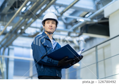 ビルメンテナンスする男性のエンジニア　撮影協力：学校法人電波学園東京電子専門学校 126780492