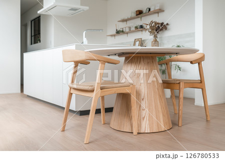 新築住宅のダイニングキッチンとダイニングテーブル(丸テーブル,円卓) 新築住宅のダイニングキッチンとダイニングテーブル(丸テーブル,円卓) 126780533