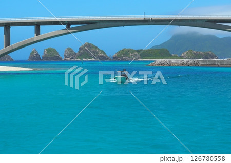 船から見た青い海と阿嘉島と橋　沖縄の風景 126780558
