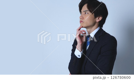 悩む男性会社員イメージ 悩む男性会社員イメージ 126780600