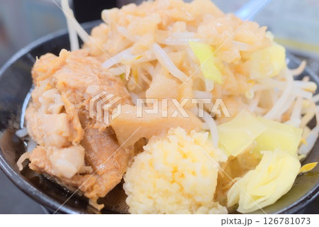 ニンニクとアブラが効いた微リューム満点な二郎系ラーメン 126781073