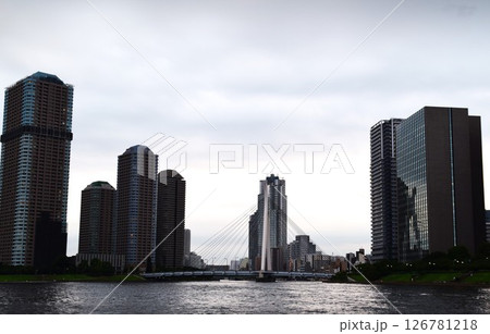 【初夏の青空】 東京の隅田川 中央大橋 【初夏の青空】 東京の隅田川 中央大橋 126781218