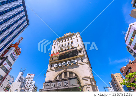 日本の東京都市景観 航空機が上空通過…脱コロナ…浅草駅などを望む。（観光客で賑わう浅草） 126781219