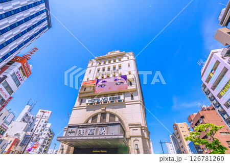 日本の東京都市景観 航空機が上空通過…脱コロナ…浅草駅などを望む。（観光客で賑わう浅草） 126781260