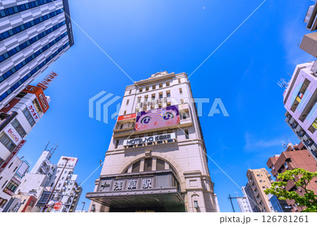 日本の東京都市景観 航空機が上空通過…脱コロナ…浅草駅などを望む。(観光客で賑わう浅草) 日本の東京都市景観 航空機が上空通過…脱コロナ…浅草駅などを望む。(観光客で賑わう浅草) 126781261