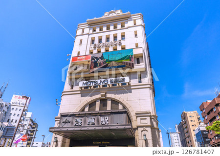 日本の東京都市景観 5月。浅草駅などを望む。（観光客で賑わう浅草）…1929年日光線開業… 126781407