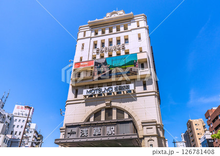 日本の東京都市景観 5月。浅草駅などを望む。(観光客で賑わう浅草)…1929年日光線開業… 日本の東京都市景観 5月。浅草駅などを望む。(観光客で賑わう浅草)…1929年日光線開業… 126781408
