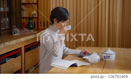 読書しながらティータイム　50代女性 126781409