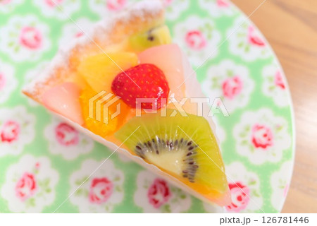 色とりどりのフルーツが輝くタルトケーキ 126781446