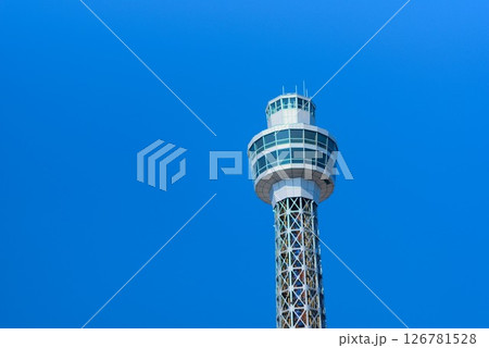 横浜マリンタワーと澄み渡る青空 126781528