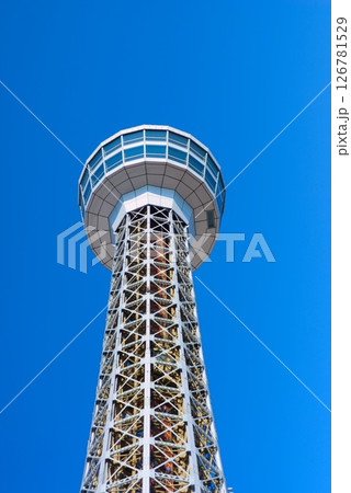 横浜マリンタワーと澄み渡る青空 126781529