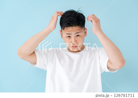 若い男性　ヘアケア 126781711