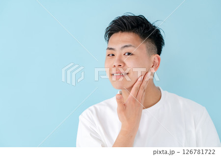 若い男性　スキンケア 126781722