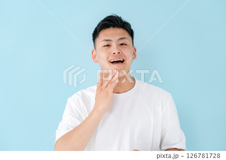 若い男性　スキンケア 126781728