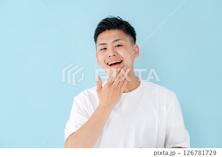 若い男性　スキンケア 126781729