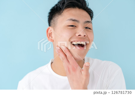 若い男性　スキンケア 126781730