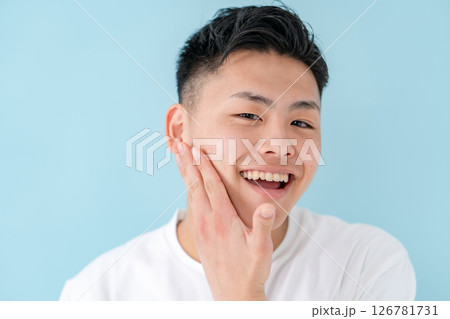 若い男性　スキンケア 126781731