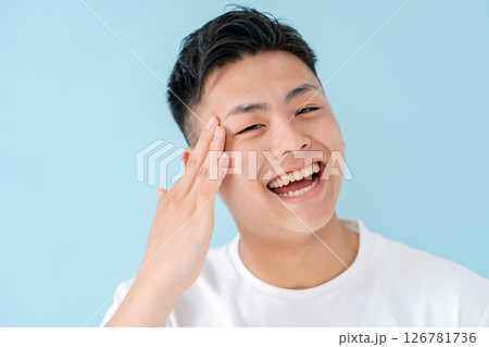 若い男性　スキンケア 126781736