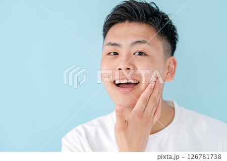 若い男性　スキンケア 126781738