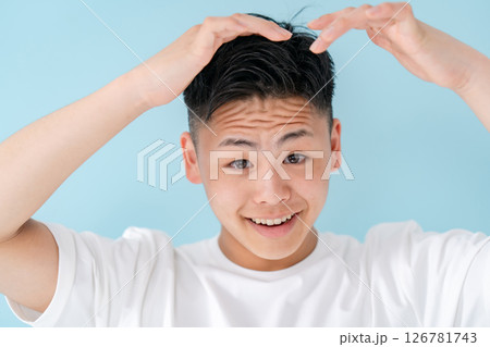 若い男性　ヘアケア 126781743