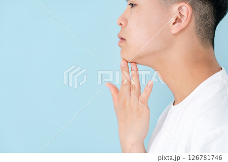 若い男性　ヒゲ　剃り残し 126781746