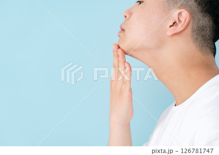 若い男性　ヒゲ　剃り残し 126781747