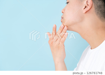 若い男性　ヒゲ　剃り残し 126781748