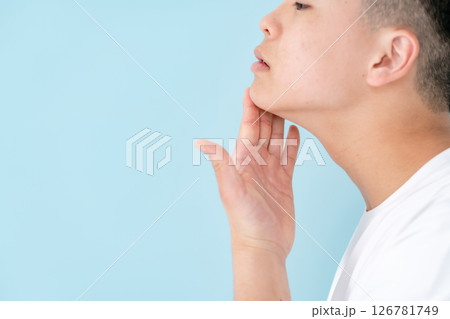 若い男性　ヒゲ　剃り残し 126781749