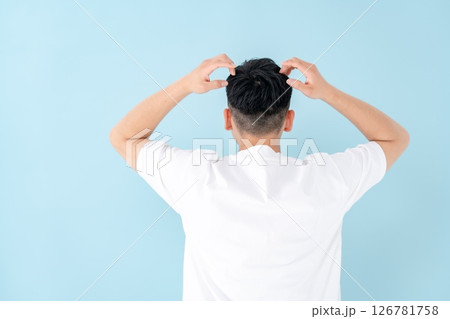 若い男性 ヘアケア 後ろ姿 若い男性 ヘアケア 後ろ姿 126781758