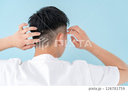 若い男性　ヘアケア　後ろ姿 126781759