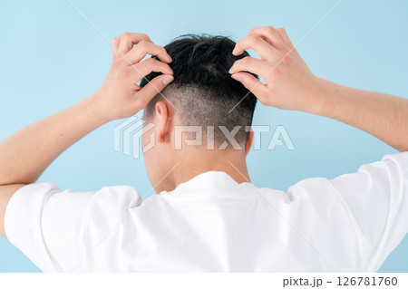 若い男性　ヘアケア　後ろ姿 126781760