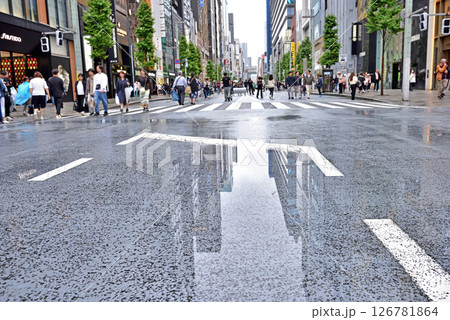 雨上がりの銀座通りにできた水溜まり 雨上がりの銀座通りにできた水溜まり 126781864
