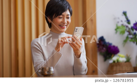 スマホを操作する50代女性 スマホを操作する50代女性 126781955