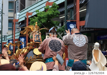 手打ちで締める三社祭の神輿の担ぎ手 三本締めの手打ち 手打ちで締める三社祭の神輿の担ぎ手 三本締めの手打ち 126782004