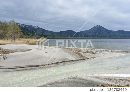 恐山の中心に位置する宇曽利湖 126782459