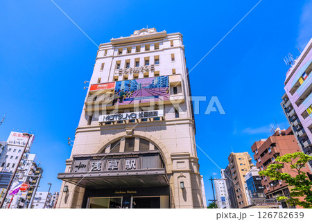 日本の東京都市景観 5月。浅草駅などを望む。（賑わう浅草）…1962年東武百貨店池袋本店開店 126782639