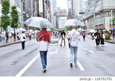 雨の日に銀座歩行者天国を傘をさして歩く人々 126782701