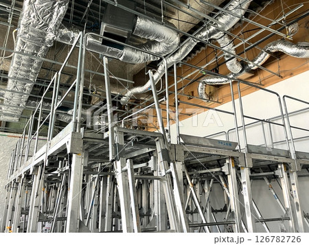 天井の設備工事の現場 仮設資材が配置された設備工事の現場 天井の設備工事の現場 仮設資材が配置された設備工事の現場 126782726