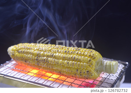 煙り立ち昇る七輪でトウモロコシを焼く 煙り立ち昇る七輪でトウモロコシを焼く 126782732