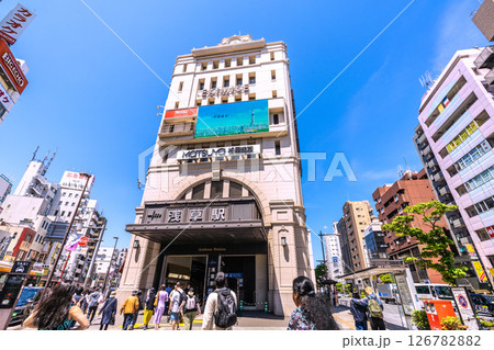 日本の東京都市景観 5月。浅草駅などを望む。外国人観光客らで賑わう浅草…東京スカイツリー 126782882